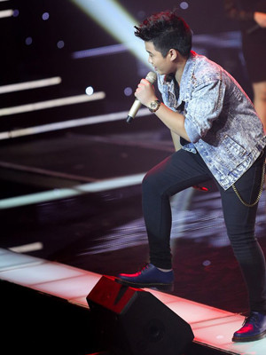 Hoàn toàn khác với chàng trai rơi lệ khi hát Đôi chân trần hôm nào, Hồ Văn Phong thật cá tính, mạnh mẽ và không kém phần tự tin khi thể hiện 1 bản rock gắn liền với tên tuổi nhóm Microwave