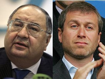 Usmanov và Roman Abramovich (từ trái sang phải)