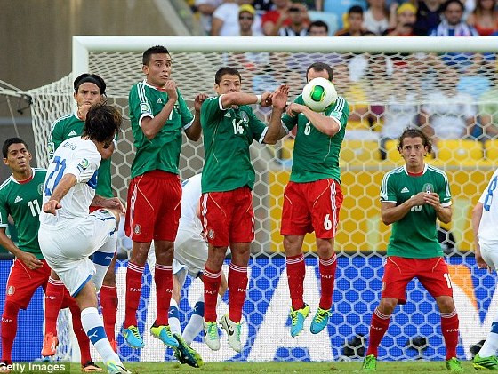 Pirlo mở tỉ số bằng cú đá phạt tuyệt đẹp. Pirlo mở tỉ số bằng cú đá phạt tuyệt đẹp