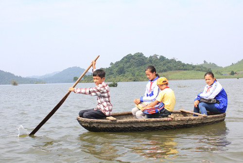 Nhiều thế hệ học sinh Xuân Thái lớn lên, đi học xa nhà đều từ những chuyến thuyền nan