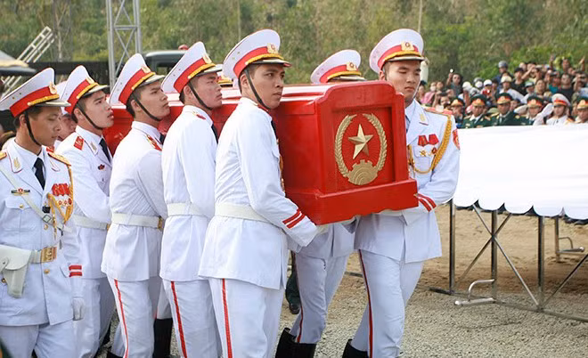 Các tiêu binh di chuyển linh cữu Đại tướng Võ Nguyên Giáp lên núi Thọ. Ảnh: Zing 