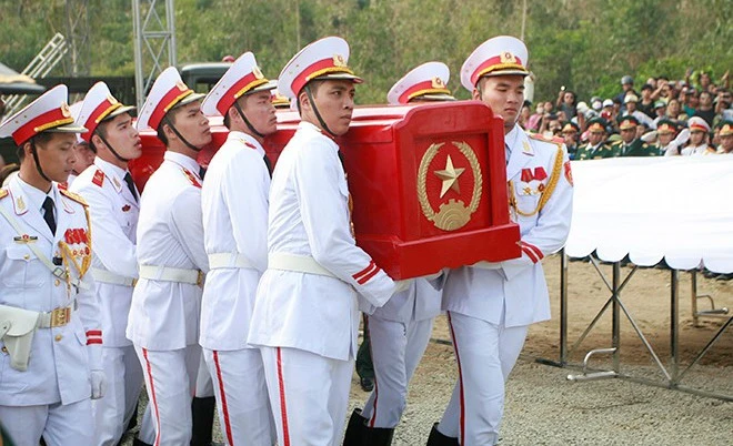 Các tiêu binh di chuyển linh cữu Đại tướng Võ Nguyên Giáp lên núi Thọ. Ảnh: Zing 