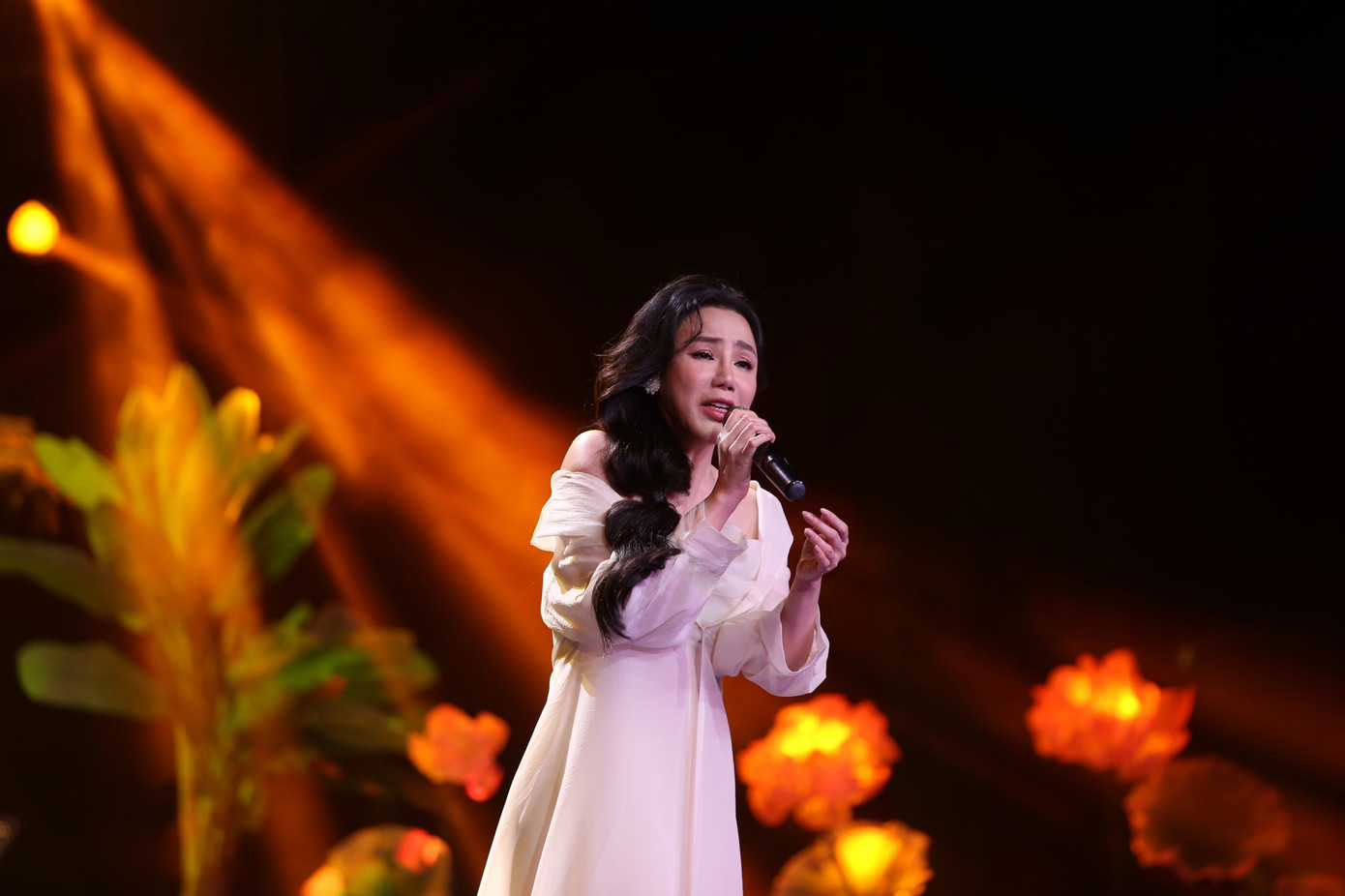 Hồ Quỳnh Hương và Lưu Hương Giang khiến khán giả thổn thức với những giai điệu đẹp và da diết về mẹ. Hồ Quỳnh Hương và Lưu Hương Giang khiến khán giả thổn thức với những giai điệu đẹp và da diết về mẹ.