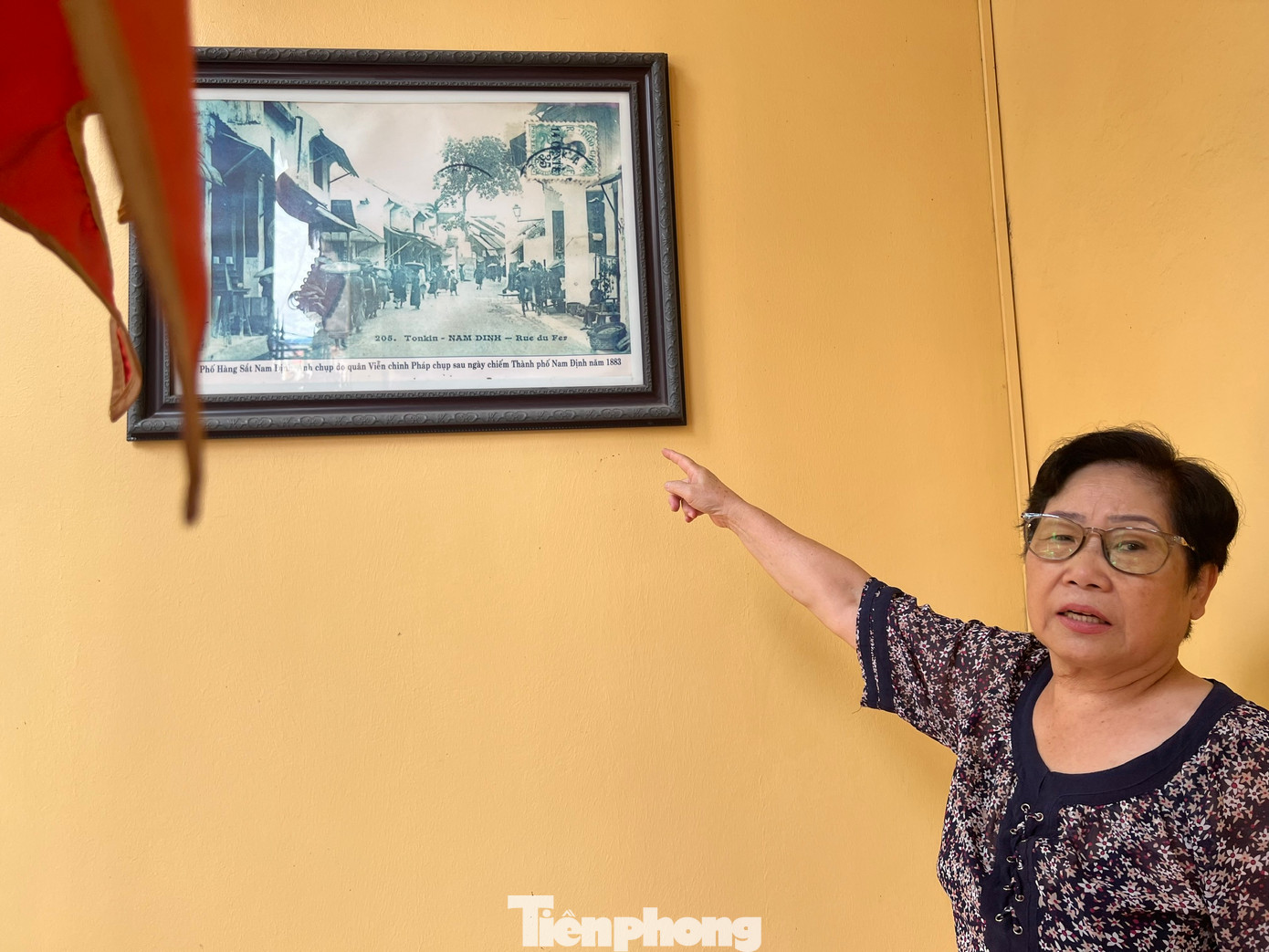 Ảnh phố Hàng Sắt thời xưa được treo tại đền Triều Châu. Ảnh phố Hàng Sắt thời xưa được treo tại đền Triều Châu.