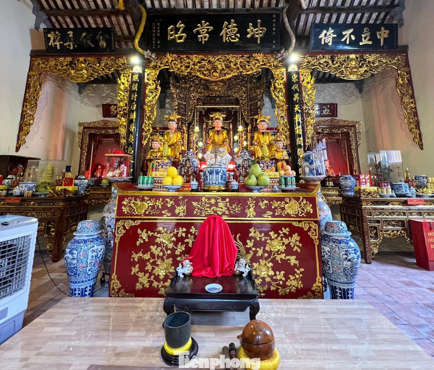 Ngôi đền lưu giữ nhiều mảng kiến trúc, cấu kiện độc đáo. Ngôi đền lưu giữ nhiều mảng kiến trúc, cấu kiện độc đáo.