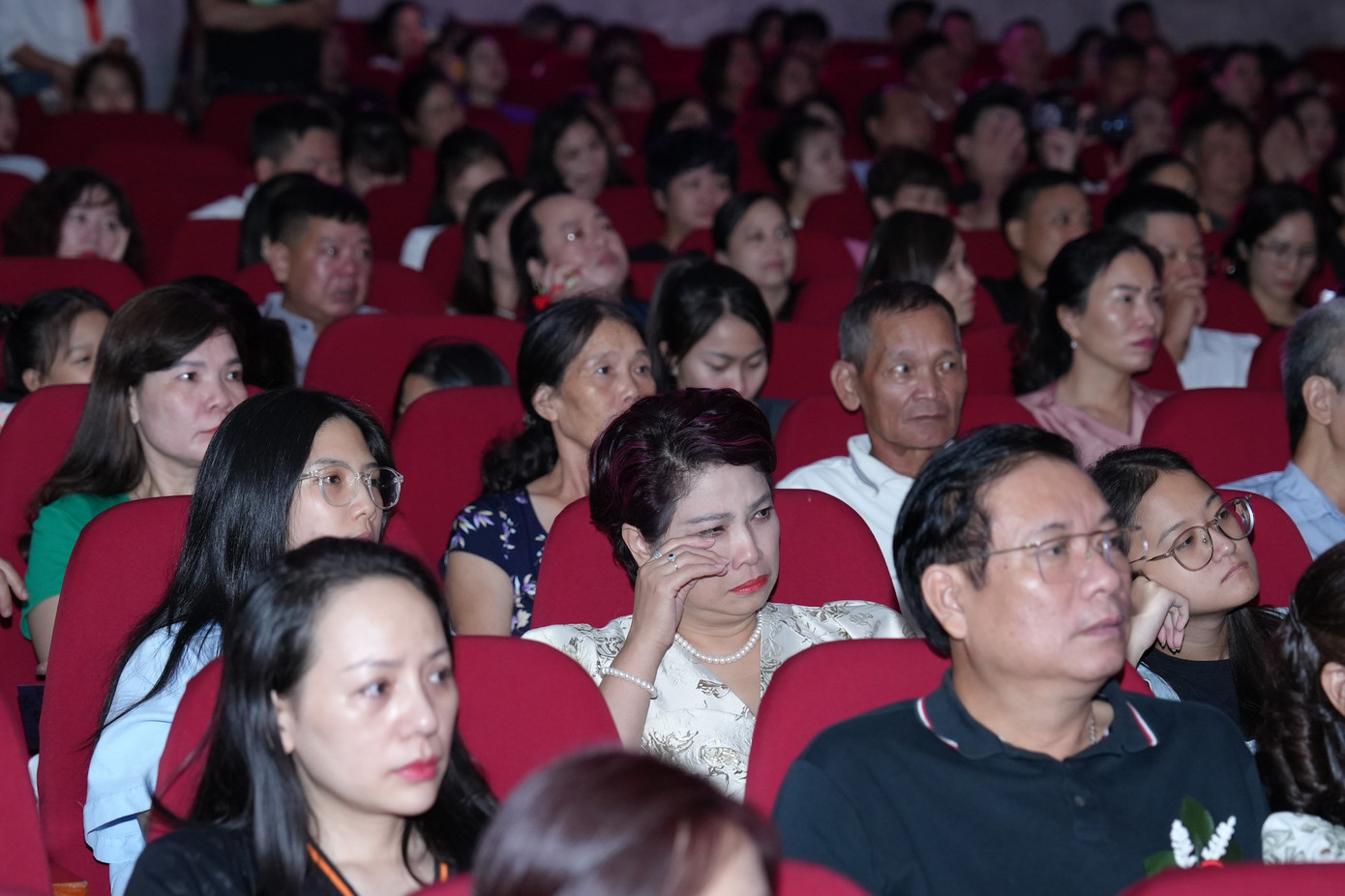 Khán giả đông chật khán phòng Cung Văn hóa Hữu nghị. Khán giả đông chật khán phòng Cung Văn hóa Hữu nghị.