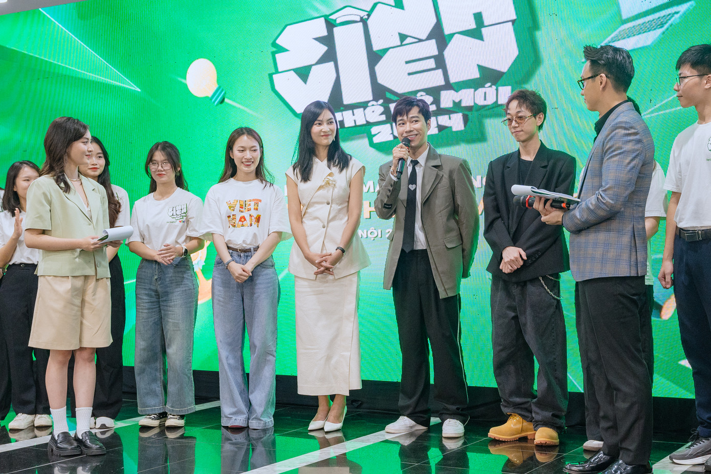 Dàn nghệ sĩ và người nổi tiếng đồng hành với Sinh viên thế hệ mới 2024.