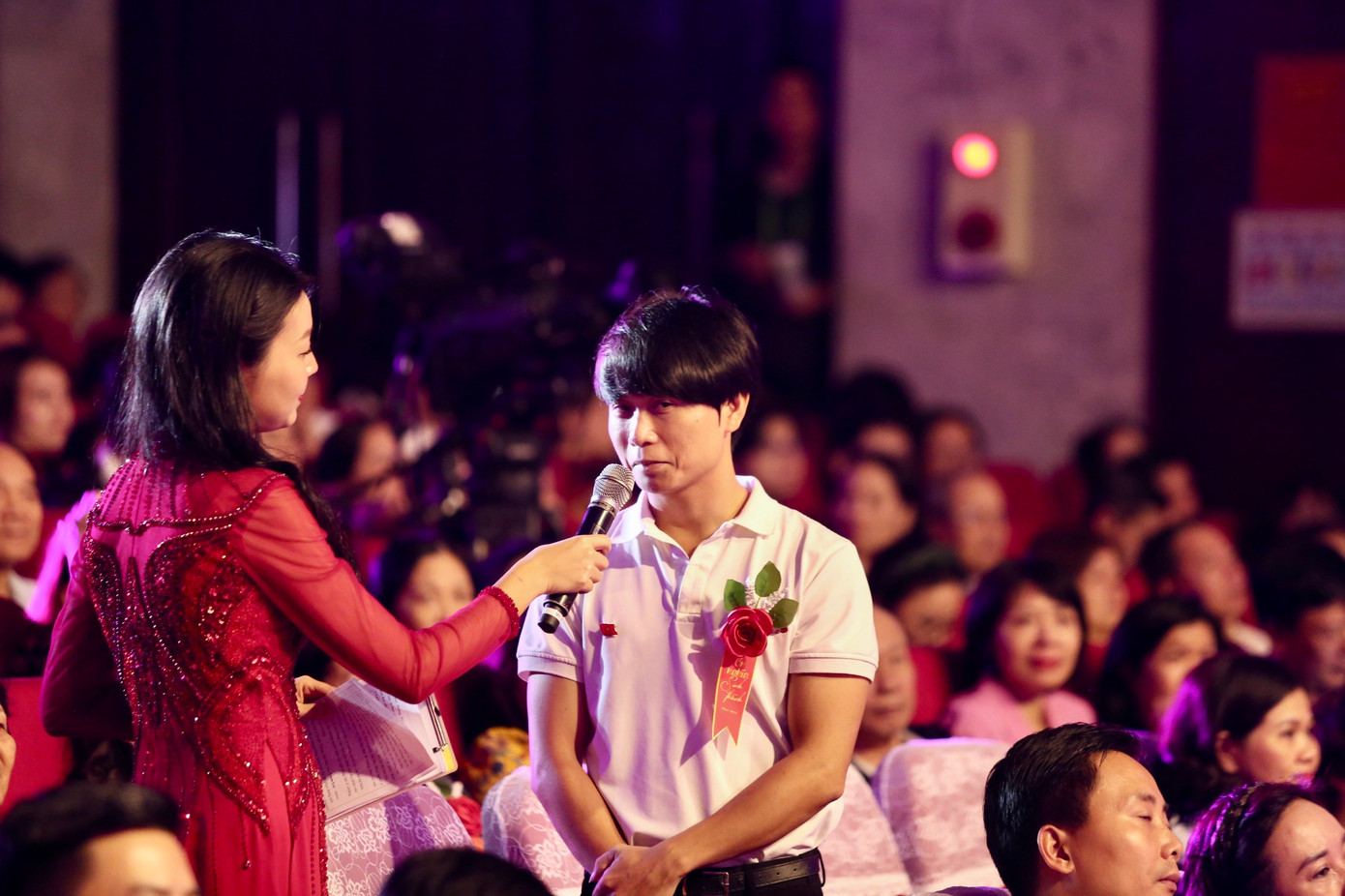 Những người trẻ thể hiện sự quan tâm, lòng biết ơn bằng những hoạt động ý nghĩa như phục dựng di ảnh của liệt sĩ, trao tặng mái ấm tới những cảnh đời nghèo khó. Những người trẻ thể hiện sự quan tâm, lòng biết ơn bằng những hoạt động ý nghĩa như phục dựng di ảnh của liệt sĩ, trao tặng mái ấm tới những cảnh đời nghèo khó.