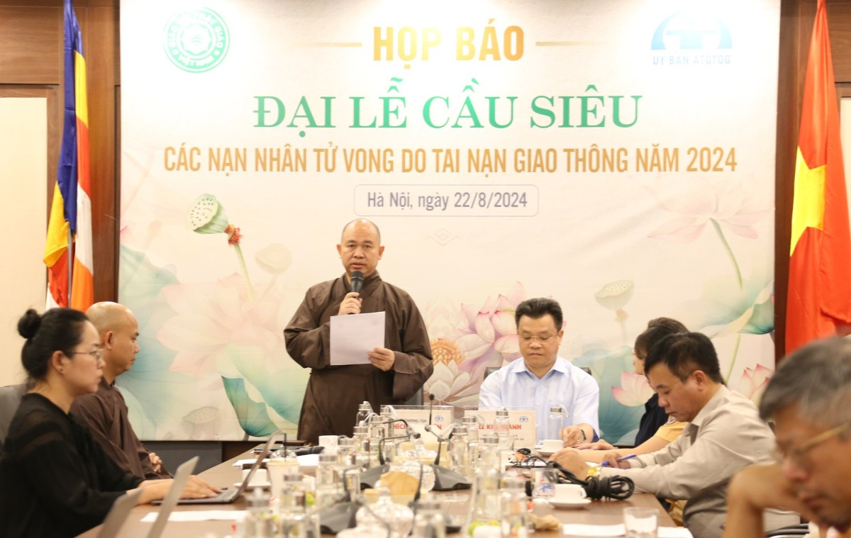 Thượng tọa Thích Đức Thiện nêu bật ý nghĩa nhân văn của đại lễ cầu siêu cho người tử nạn giao thông.