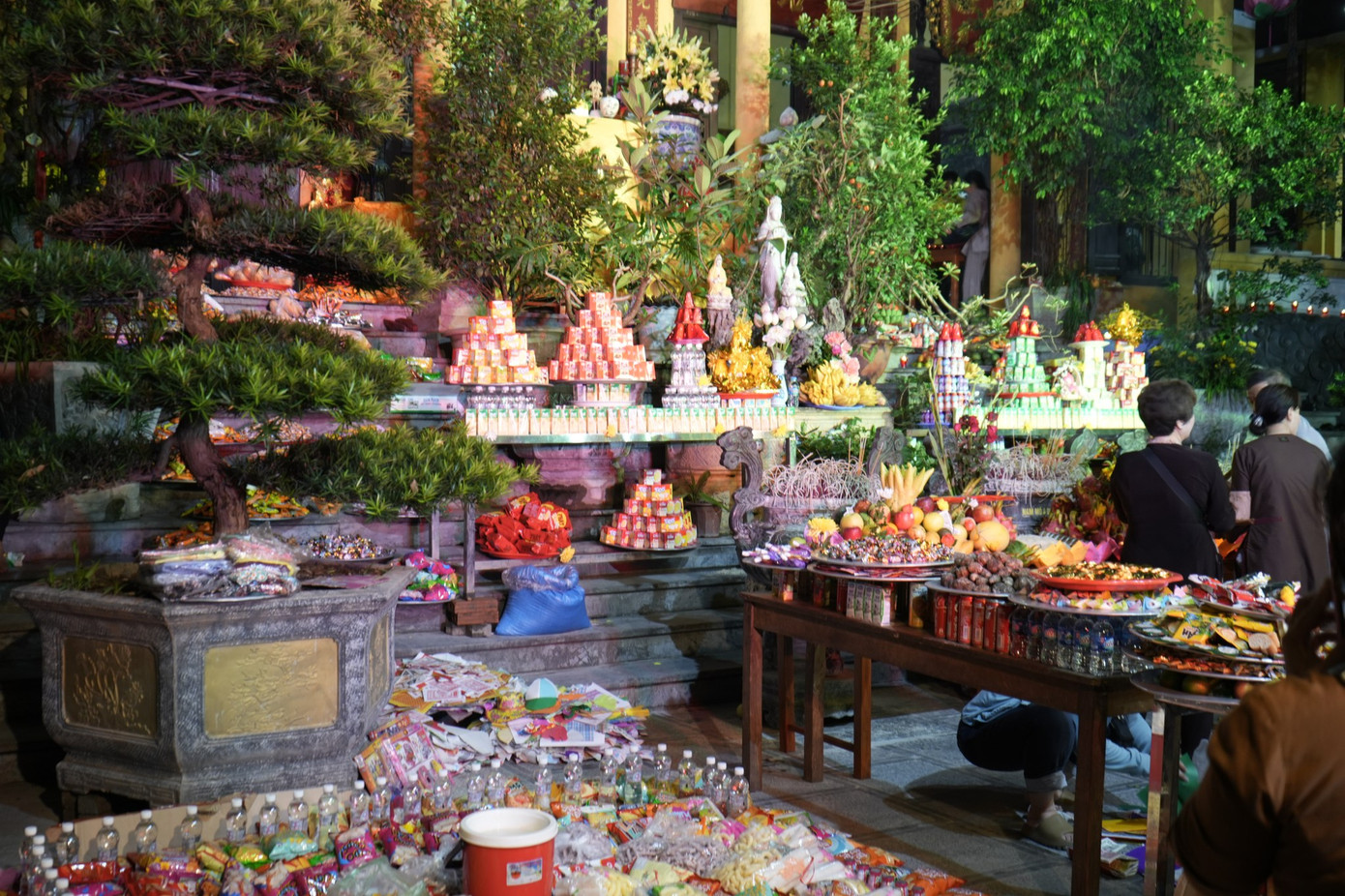 Lễ cúng mông sơn thí thực tại chùa Quán Sứ. Lễ cúng của nhà Phật giúp các cô hồn tĩnh tâm và niệm theo danh hiệu của chư Phật ở mười phương, hướng các cô hồn tu học và nguyện thành Phật. Lễ cúng mông sơn thí thực tại chùa Quán Sứ. Lễ cúng của nhà Phật giúp các cô hồn tĩnh tâm và niệm theo danh hiệu của chư Phật ở mười phương, hướng các cô hồn tu học và nguyện thành Phật.