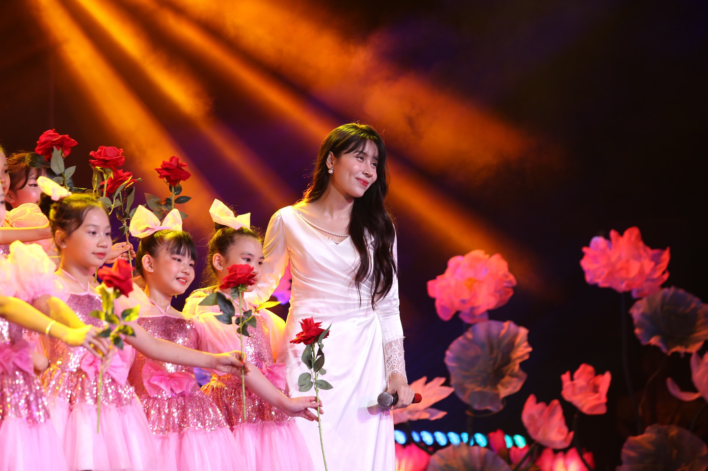 Hồ Quỳnh Hương và Lưu Hương Giang khiến khán giả thổn thức với những giai điệu đẹp và da diết về mẹ. Hồ Quỳnh Hương và Lưu Hương Giang khiến khán giả thổn thức với những giai điệu đẹp và da diết về mẹ.