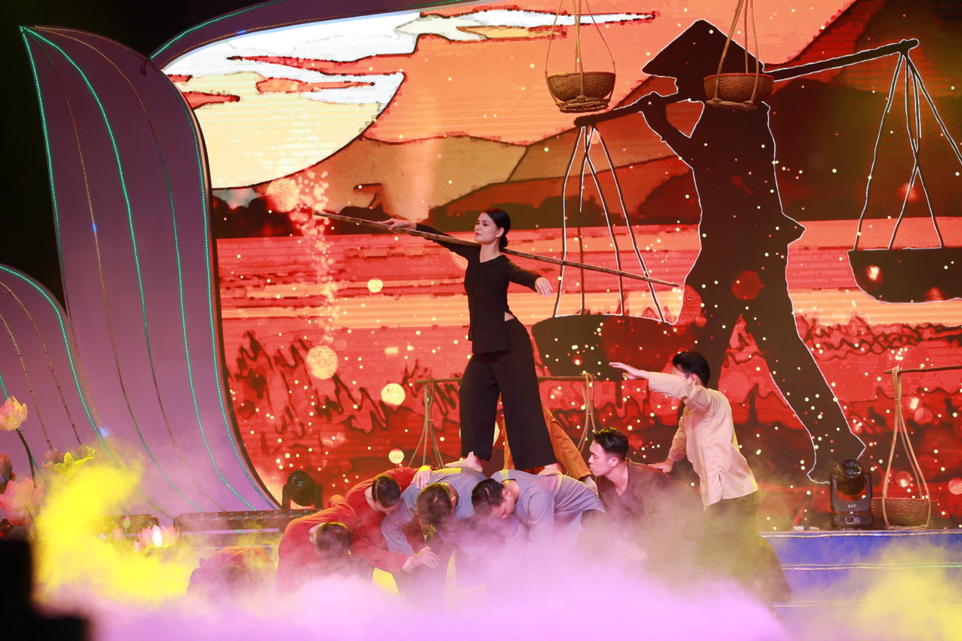 Hình ảnh và công lao của người mẹ là chủ đề được khắc họa sâu sắc trong suốt chương trình nghệ thuật Ơn nghĩa sinh thành. Hình ảnh và công lao của người mẹ là chủ đề được khắc họa sâu sắc trong suốt chương trình nghệ thuật Ơn nghĩa sinh thành.