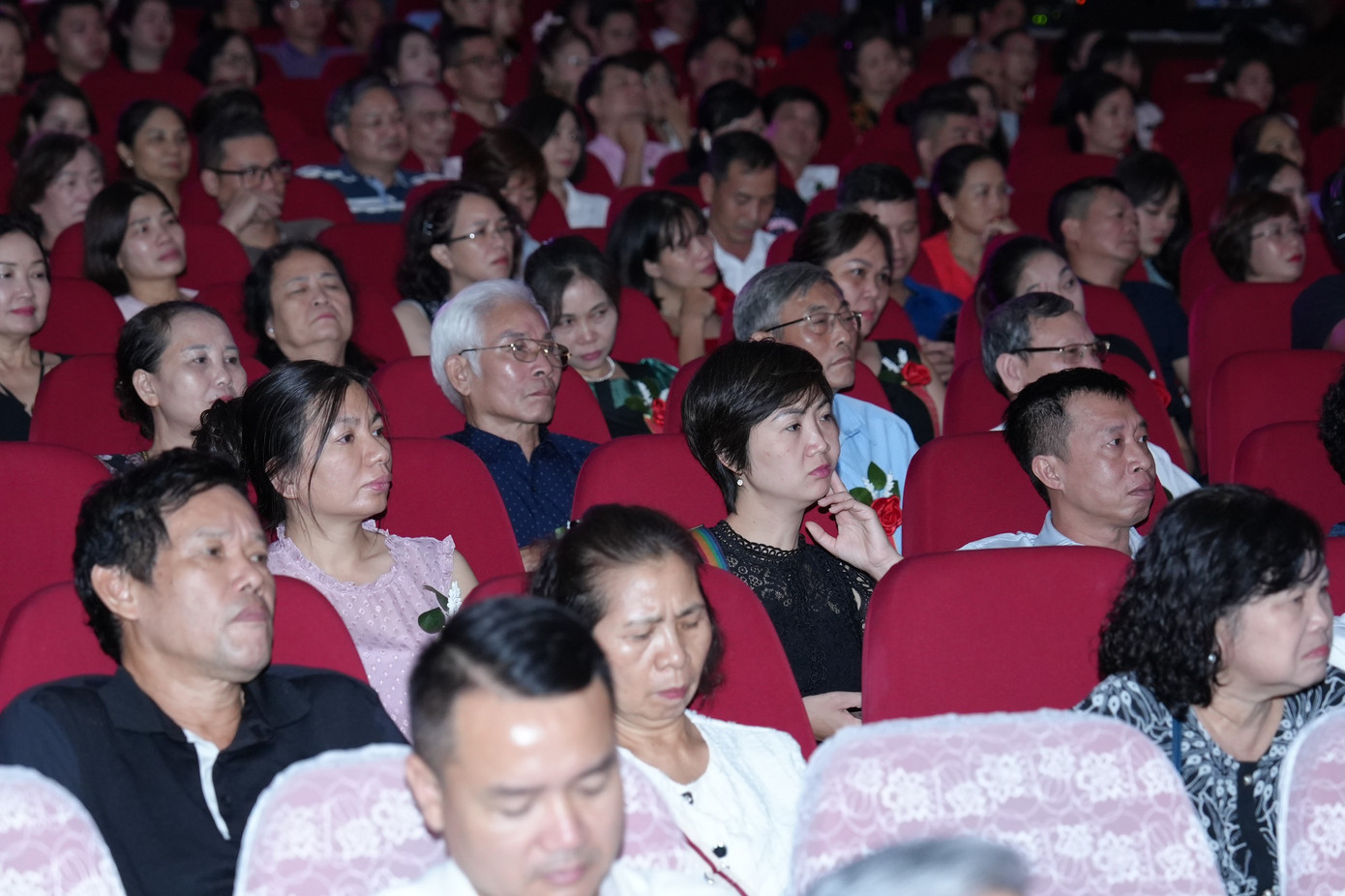 Khán giả đông chật khán phòng Cung Văn hóa Hữu nghị. Khán giả đông chật khán phòng Cung Văn hóa Hữu nghị.