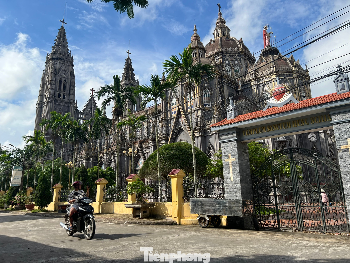 Nhà thờ Hưng Nghĩa sau khi xây sửa lại đã trở thành một điểm đến nổi tiếng ở Nam Định. Nhà thờ Hưng Nghĩa sau khi xây sửa lại đã trở thành một điểm đến nổi tiếng ở Nam Định.