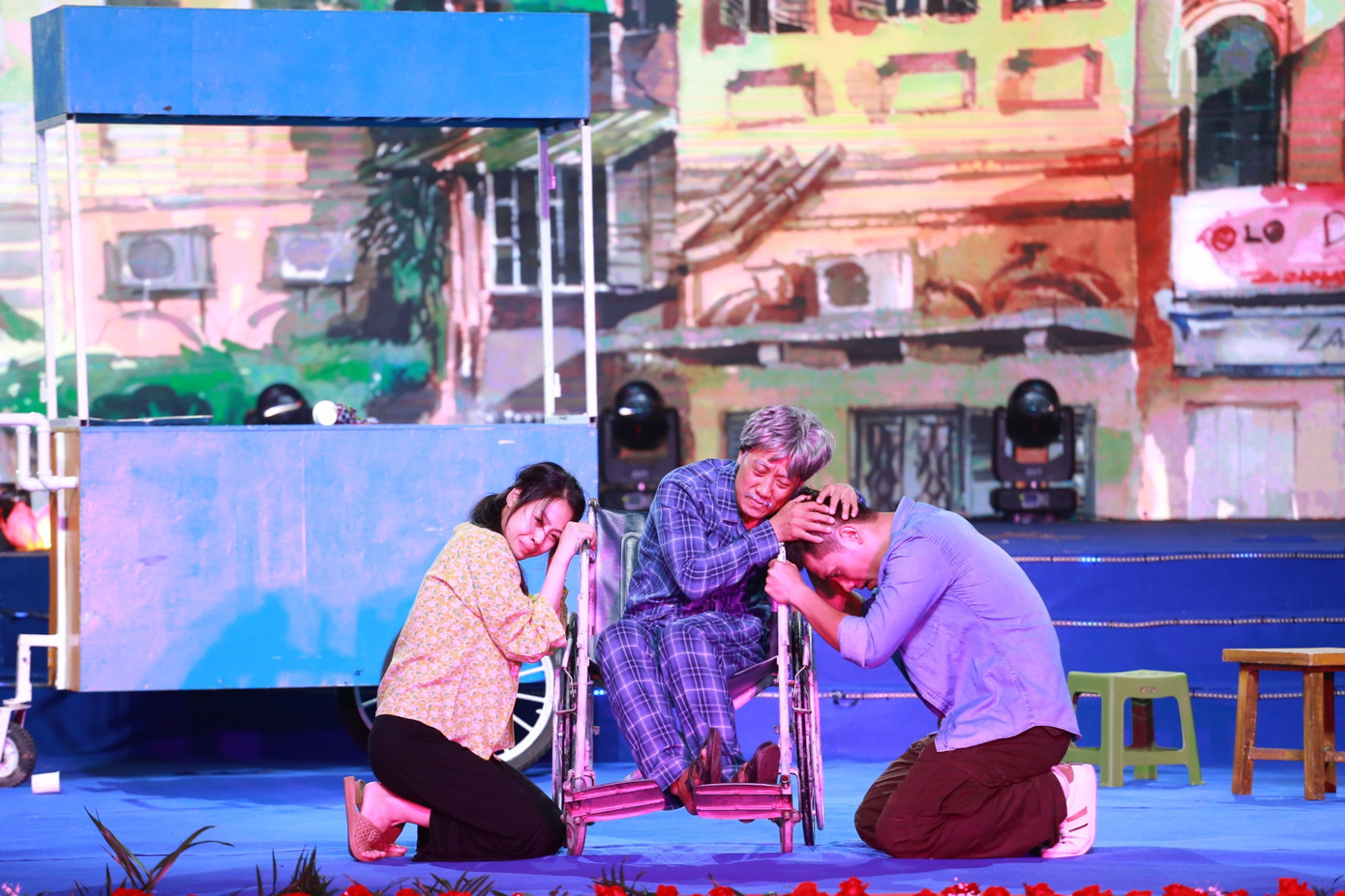 Xúc động kịch ngắn Cha và con do nghệ sĩ Nhà hát Tuổi trẻ thể hiện. Xúc động kịch ngắn Cha và con do nghệ sĩ Nhà hát Tuổi trẻ thể hiện.