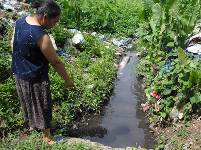 Nước thải đen ngòm hôi thối chảy ra từ Cty CP Diêm Thống Nhất