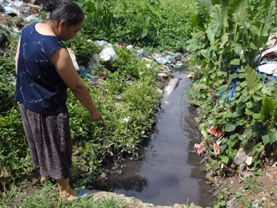 Nước thải đen ngòm hôi thối chảy ra từ Cty CP Diêm Thống Nhất. Nước thải đen ngòm hôi thối chảy ra từ Cty CP Diêm Thống Nhất