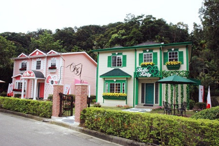 Hai ngôi nhà Hello Kitty nằm ngay cạnh nhau chỉ khác nhau màu sơn ngoại thất. Hai ngôi nhà Hello Kitty nằm ngay cạnh nhau chỉ khác nhau màu sơn ngoại thất.