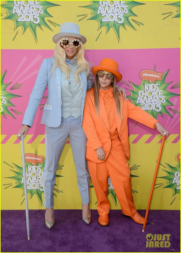 Diện quần short ngắn với gam mầu tối làm nổi bật nét trẻ trung và làn da trắng ngần của ngôi sao series phim Chạng vạng - Kristen Stewart. Selena Gomez chọn short ngắn trắng và áo xanh nhẹ, nhìn cô nàng sinh năm 1992 này vô cùng trẻ trung. Katy Perry nhìn vẫn vô cùng xì tin dù đã kết hôn. Lucy Hale Victoria Justice Jessica Alba Ashley Tisdale – ngôi sao của phim ‘High school music’ Fergie vô cùng rực rỡ Ke$ha vô cùng lịch sự mà vẫn rất trẻ trung với Suit xanh da trời