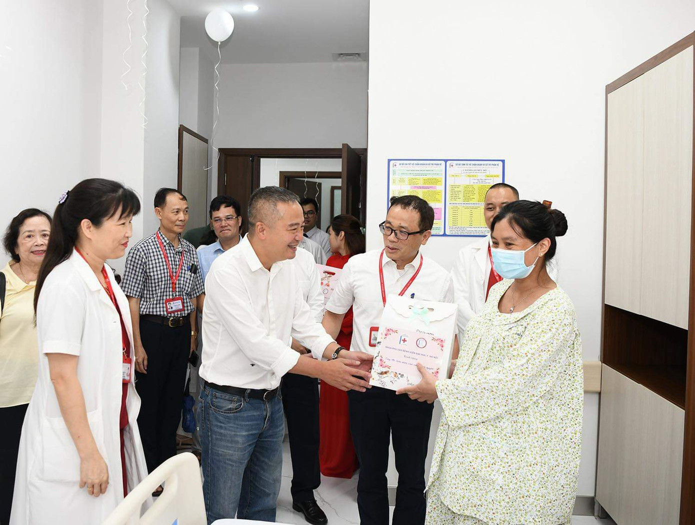 PGS Nguyễn Lân Hiếu - Giám đốc Bệnh viện Đại học Y Hà Nội tậng quà sản phụ đang điều trị tại Khoa Phụ sản. PGS Nguyễn Lân Hiếu cũng mong muốn, với một cơ sở y tế đã hoàn thiện, đầy đủ chức năng, Bệnh viện Đại học Y Hà Nội sẽ vươn xa, giữ vững thương hiệu Đại học Y Hà Nội và là cơ sở khám chữa bệnh hàng đầu trong hệ thống y tế Việt Nam.