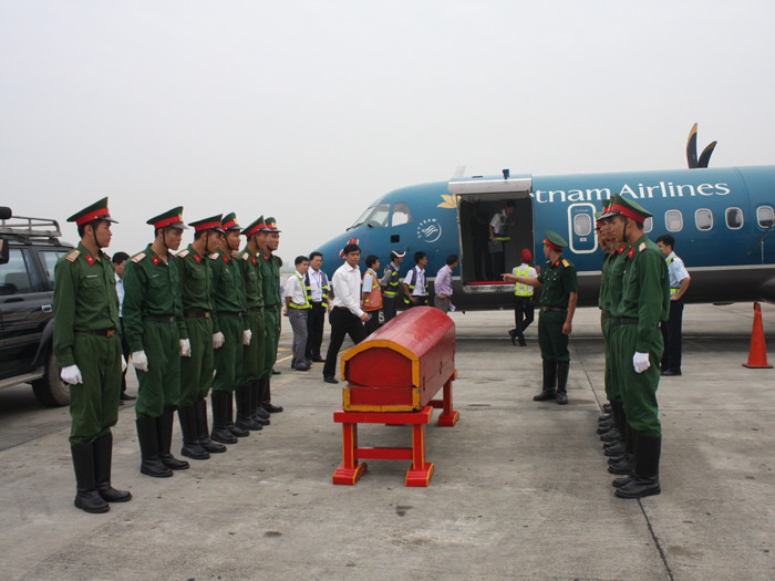 Diễn tập chuyển linh cữu Đại tướng lên máy bay ATR 72 tại sân bay Nội Bài