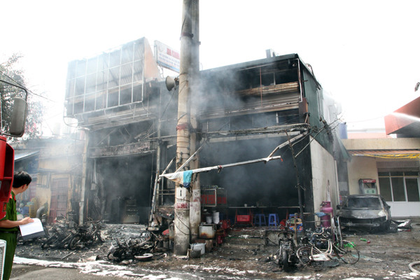 Hai căn nhà cạnh cây xăng cũng bị thiêu rụi