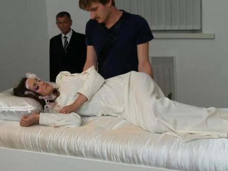 Một cô gái tình nguyện tham gia 