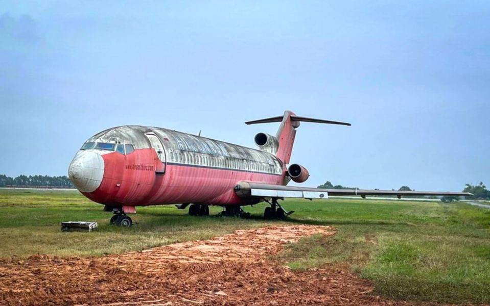 Cận cảnh máy bay Boeing 727-200 của Hãng hàng không Royal Khmer Airlines. Ảnh: CNQ.