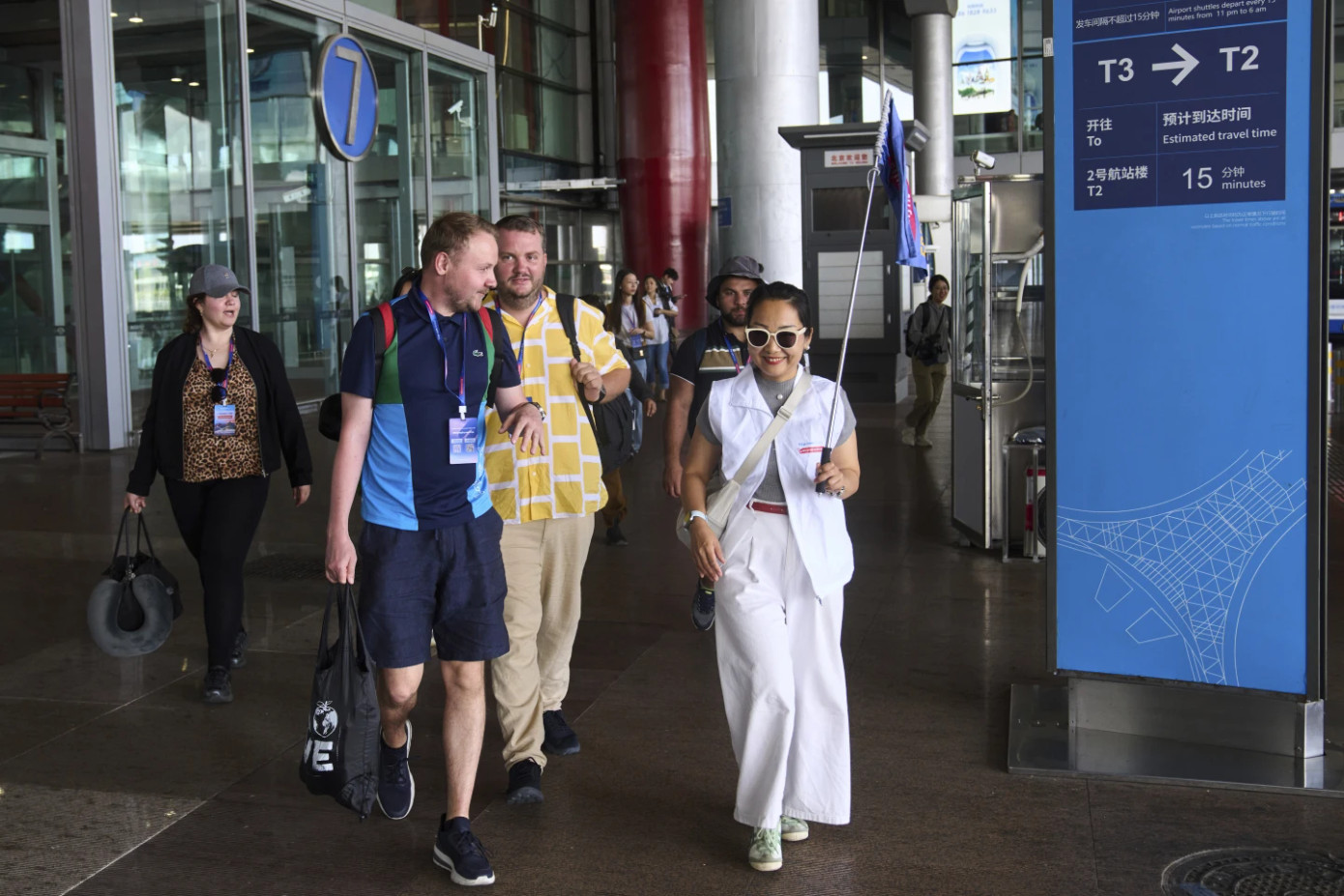 Các công ty lữ hành và hướng dẫn viên du lịch Trung Quốc luôn trong tình trạng quá tải vì lượng du khách đổ xô đến đất nước tỉ dân. Ảnh: AP.