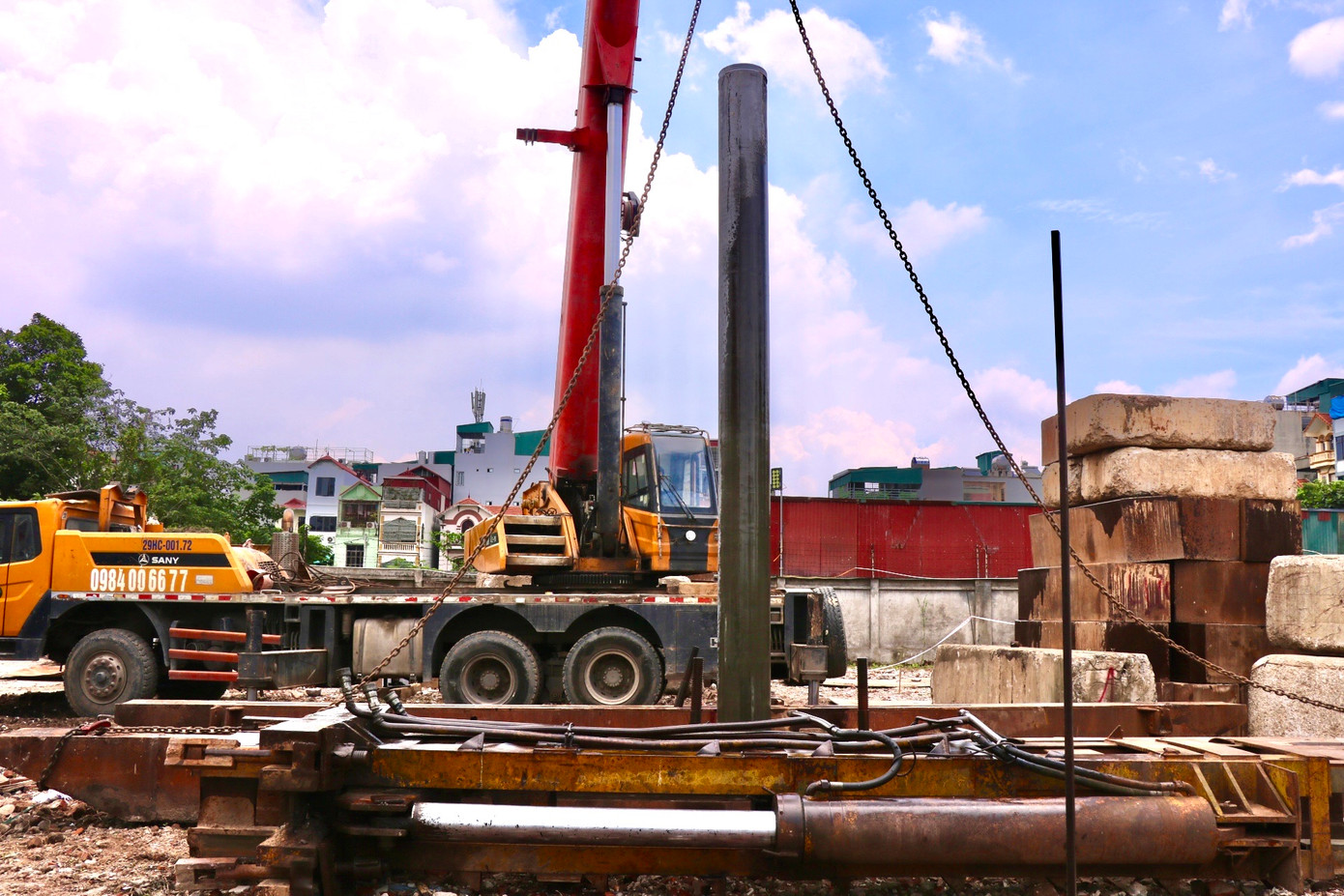 Cọc thứ 2 đang được thực hiện ép trong buổi sáng 6/7.