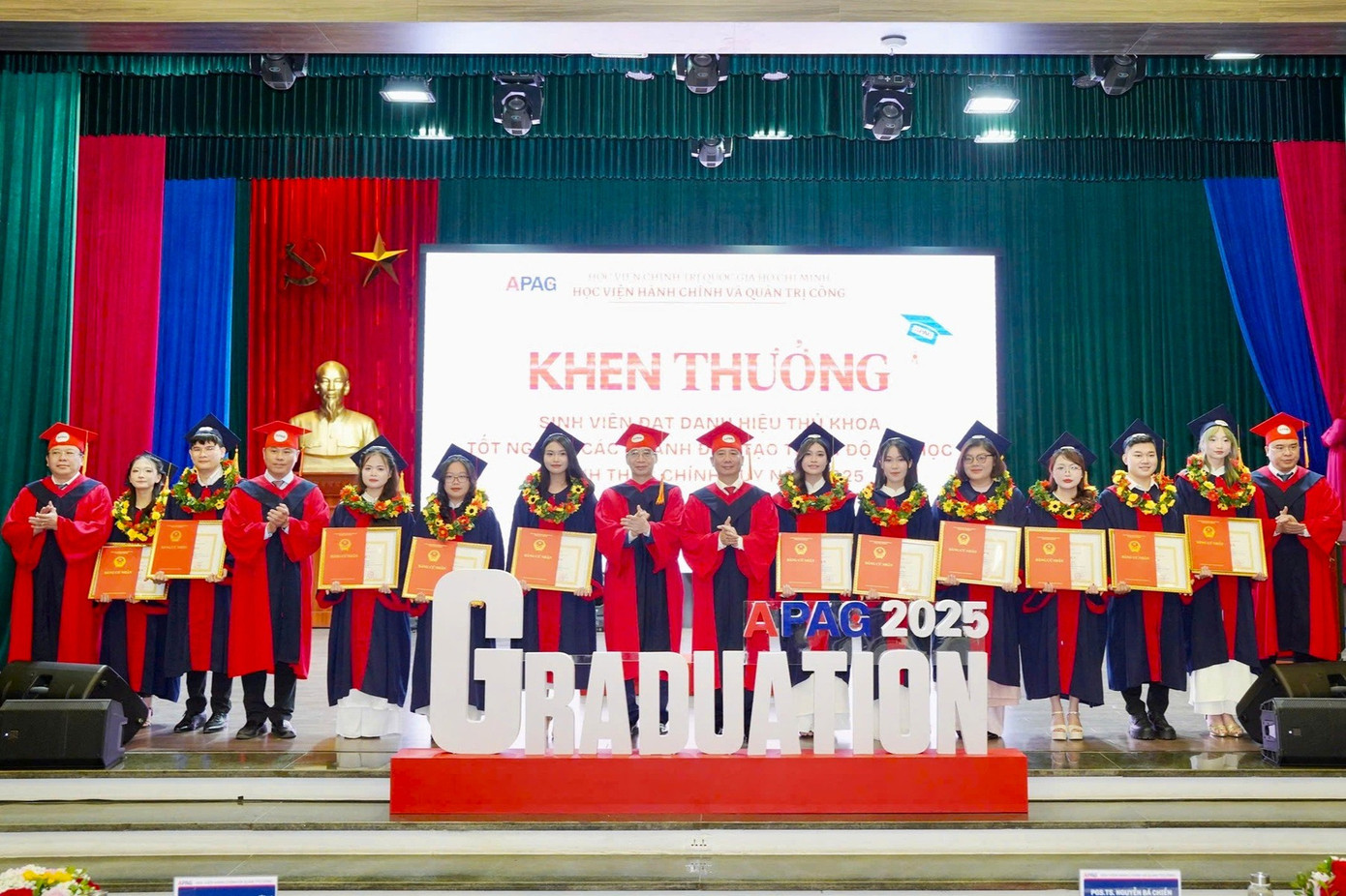 Sừng Thanh Xuân (thứ ba từ phải sang) được vinh danh là 1 trong 12 thủ khoa tốt nghiệp đầu ra các ngành học của Học viện Hành chính và Quản trị công năm 2025.