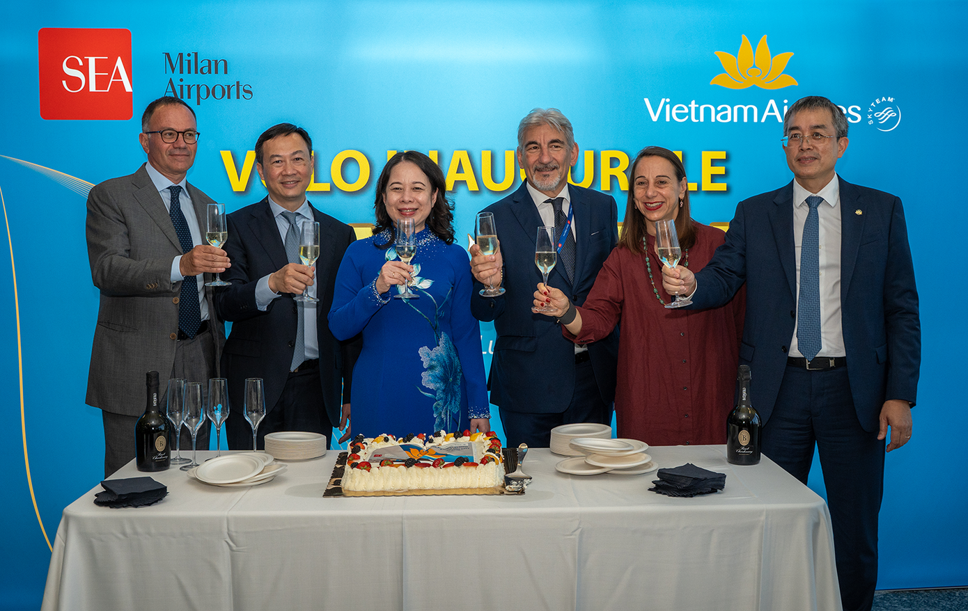 Lễ khai trương đường bay Hà Nội - Milan của Vietnam Airlines tại sân bay quốc tế Milan Malpensa với sự tham dự của Phó Chủ tịch nước Võ Thị Ánh Xuân.