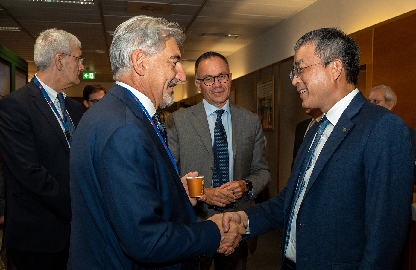 Ông Đặng Ngọc Hòa - Chủ tịch HĐQT Vietnam Airlines (phải) - tại sự kiện khai trương đường bay Hà Nội - Milan.