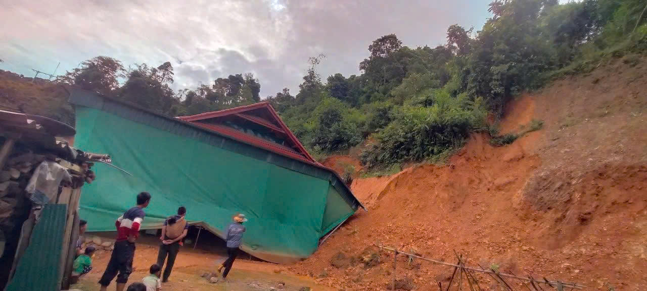 Sạt lở vùi lấp nhà dân ở xã Na Loi. Ảnh: CTV Sạt lở vùi lấp nhà dân ở xã Na Loi. Ảnh: CTV