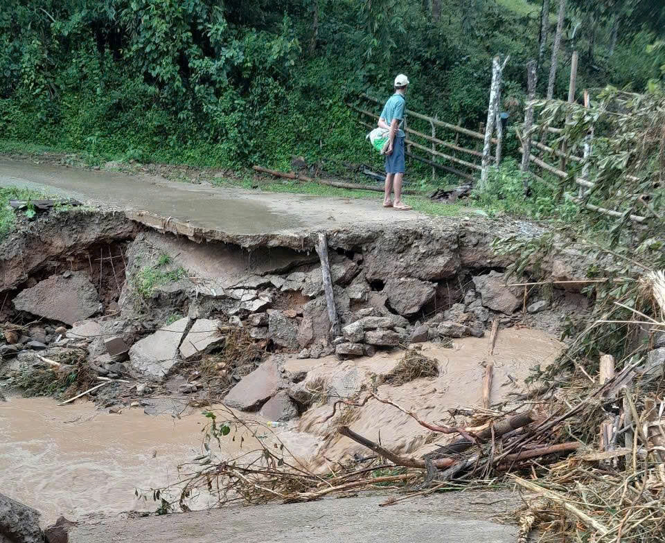 Mưa lớn khiến một số tuyến giao thông trên địa bàn xã Na Loi bị sạt lở. Ảnh: CTV Mưa lớn khiến một số tuyến giao thông trên địa bàn xã Na Loi bị sạt lở. Ảnh: CTV