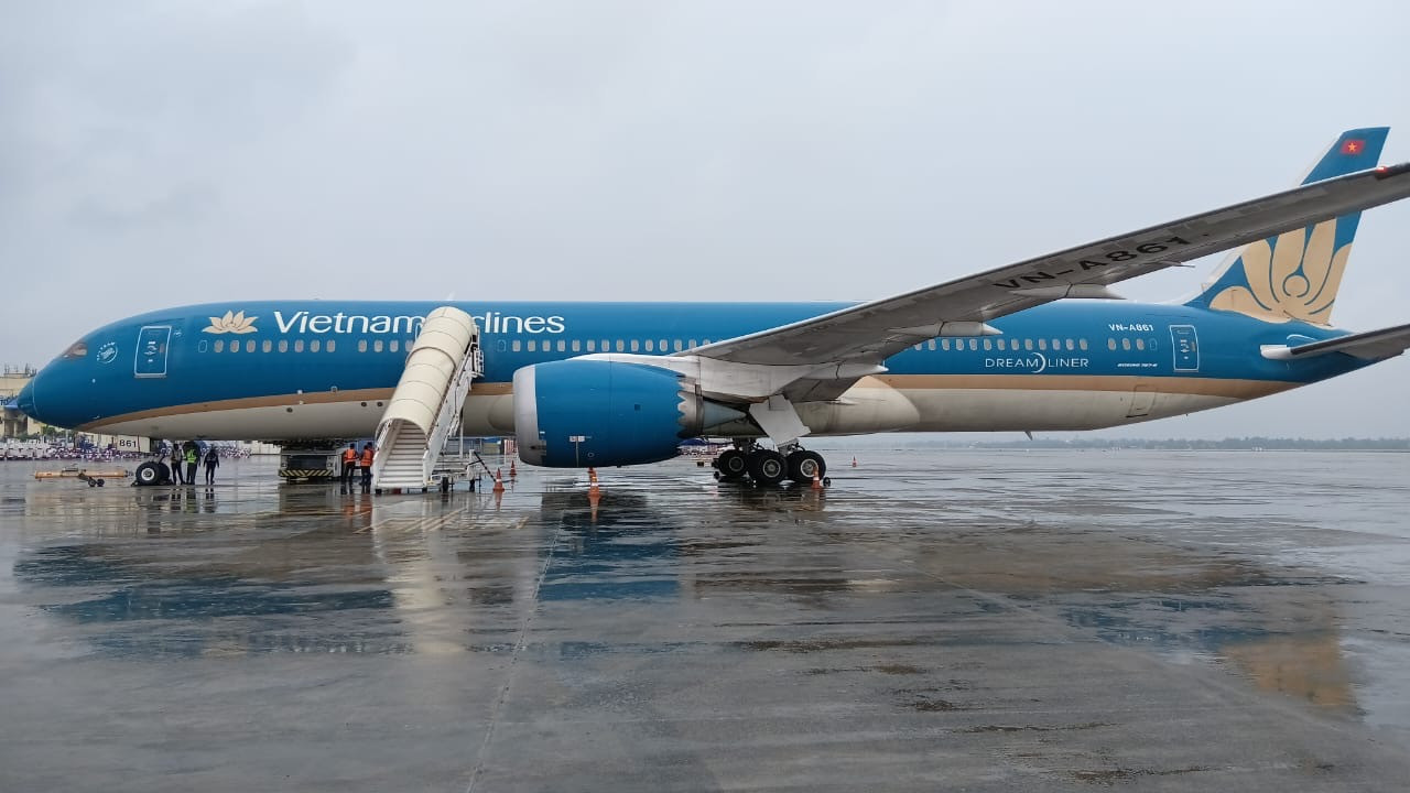 Chuyến bay VN56 của Vietnam Airlines từ Anh đến Hà Nội phải hạ cánh khẩn cấp tại Ấn Độ để cấp cứu hành khách. Ảnh: VNA. Chuyến bay VN56 của Vietnam Airlines từ Anh đến Hà Nội phải hạ cánh khẩn cấp tại Ấn Độ để cấp cứu hành khách. Ảnh: VNA.