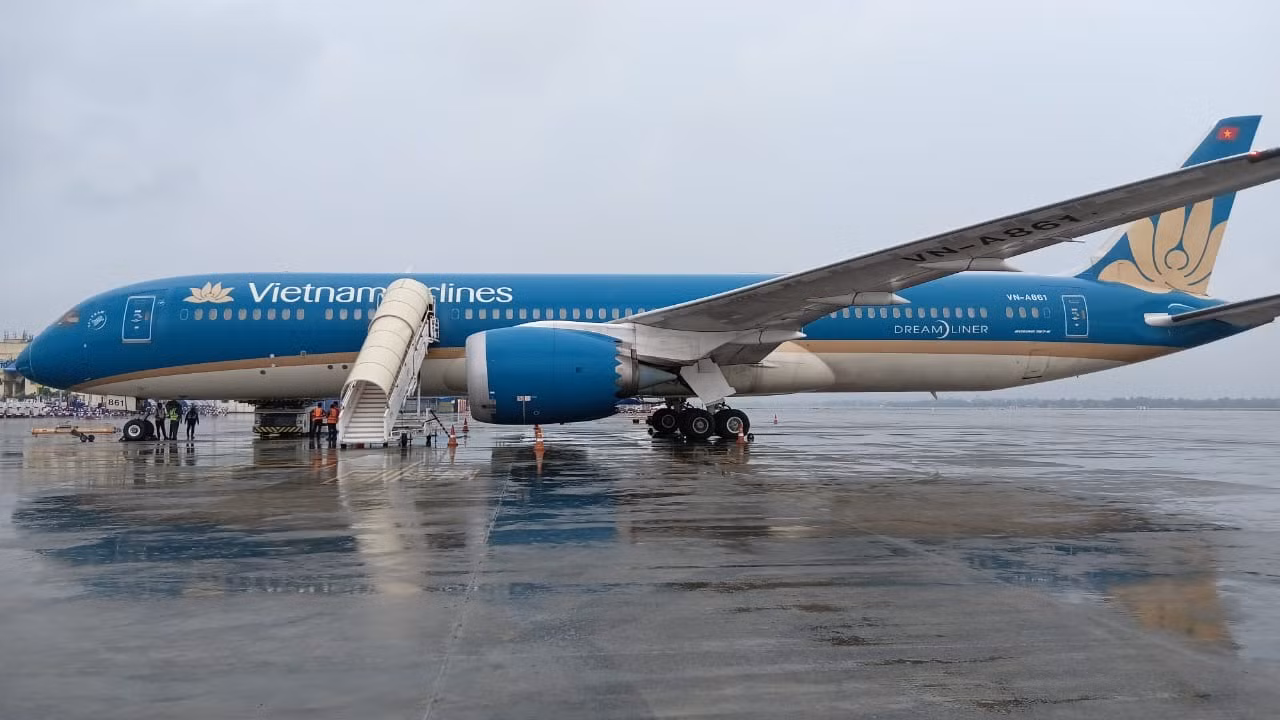 Chuyến bay VN56 của Vietnam Airlines từ Anh đến Hà Nội phải hạ cánh khẩn cấp tại Ấn Độ để cấp cứu hành khách. Ảnh: VNA.