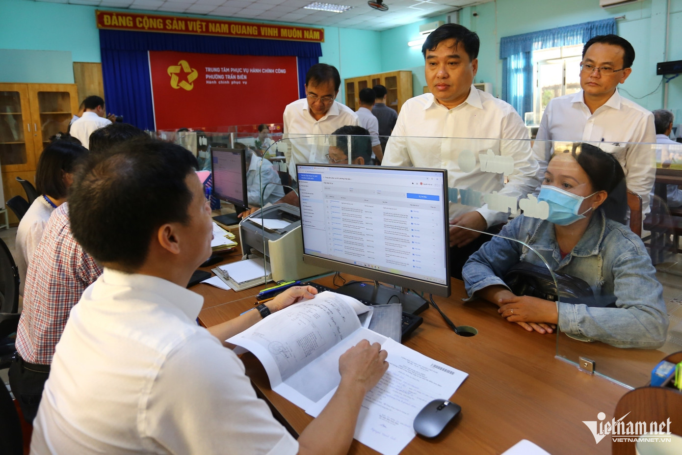 Lãnh đạo "siêu phường" kiểm tra ngày đầu vận hành chính quyền địa phương 2 cấp tại Trung tâm phục vụ hành chính công phường. Ảnh: Hoàng Anh