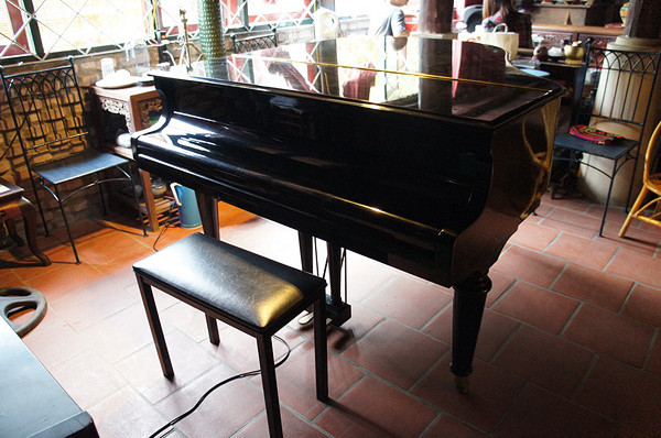Cây đàn dương cầm Ngọc Đại mới được khán giả tặng. Ảnh: Khánh Paradise