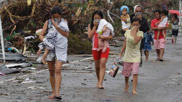 Người dân Philippines phải che mũi vì mùi xú uế của những thi thể nạn nhân bốc lên. Ảnh: CNN