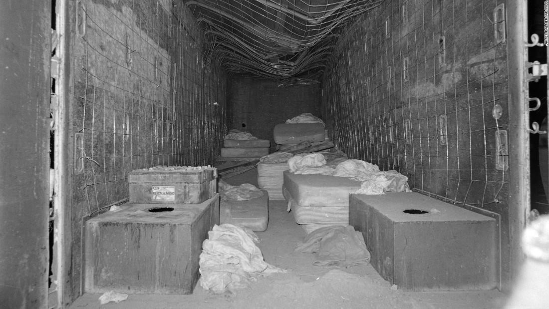 Các nạn nhân bị bắt cóc phải sử dụng một chiếc hộp có lỗ để làm nơi vệ sinh. Nguồn: CNN. Các nạn nhân bị bắt cóc phải sử dụng một chiếc hộp có lỗ để làm nơi vệ sinh. Nguồn: CNN.