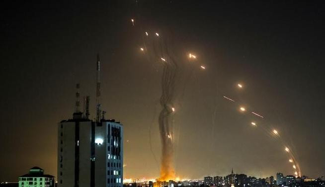Hệ thống phòng thủ tên lửa Vòm Sắt của Israel đánh chặn rốc-két phóng từ Dải Gaza. Ảnh: Getty Images.