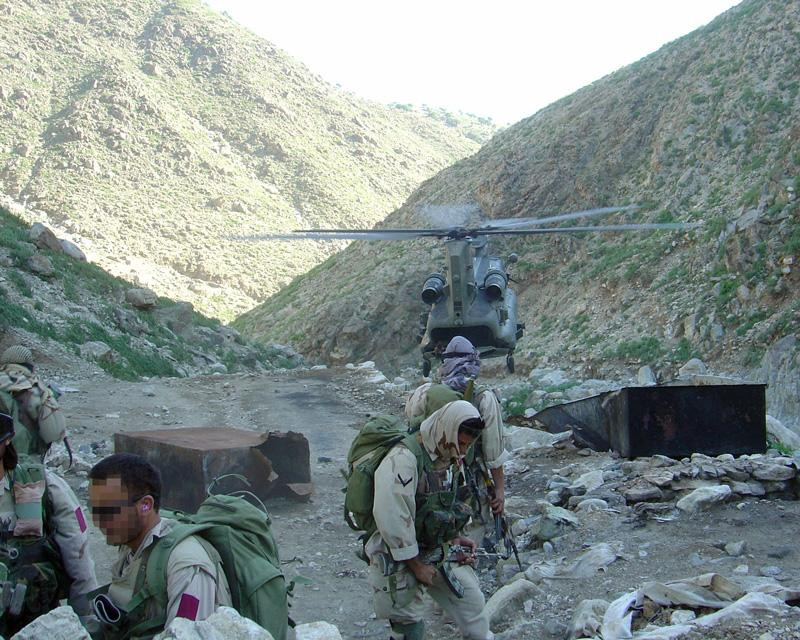 Lính SAS được trực thăng thả xuống một thung lũng ở Afghanistan năm 2006. Ảnh: Crown. Lính SAS được trực thăng thả xuống một thung lũng ở Afghanistan năm 2006. Ảnh: Crown.