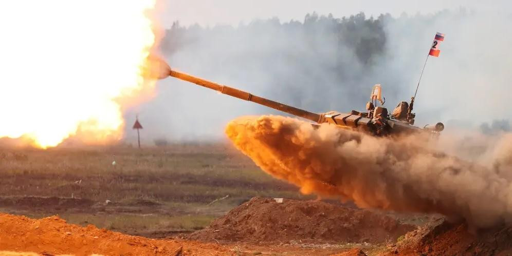 Các lực lượng Ukraine biết cách lái và sửa chữa những chiếc xe tăng đời cũ như T-72. Trong ảnh: một chiếc xe tăng T-72B3M tại Diễn đàn Kỹ thuật và Quân sự Quốc tế Army 2021 ở Nga ngày 26/8/2021. Ảnh: TASS.