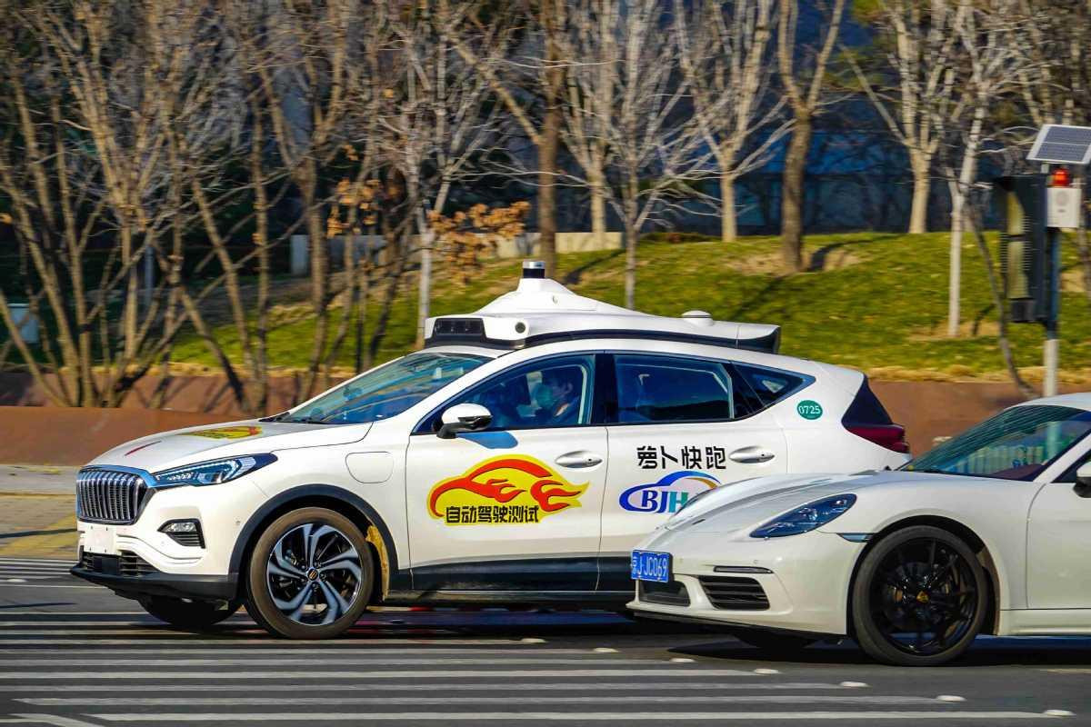 Một taxi không người lái của Baidu lăn bánh trên đường phố Bắc Kinh. Ảnh: China Daily. Một taxi không người lái của Baidu lăn bánh trên đường phố Bắc Kinh. Ảnh: China Daily.
