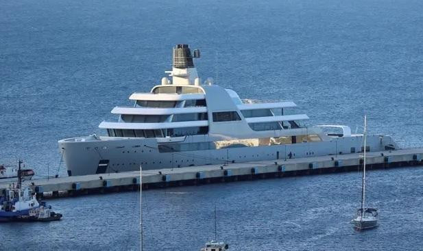Solaris, siêu du thuyền trị giá 600 triệu USD có liên hệ với nhà tài phiệt người Nga Roman Abramovich, mới đây cập cảng Bodrum của Thổ Nhĩ Kỳ. Ảnh: Reuters.