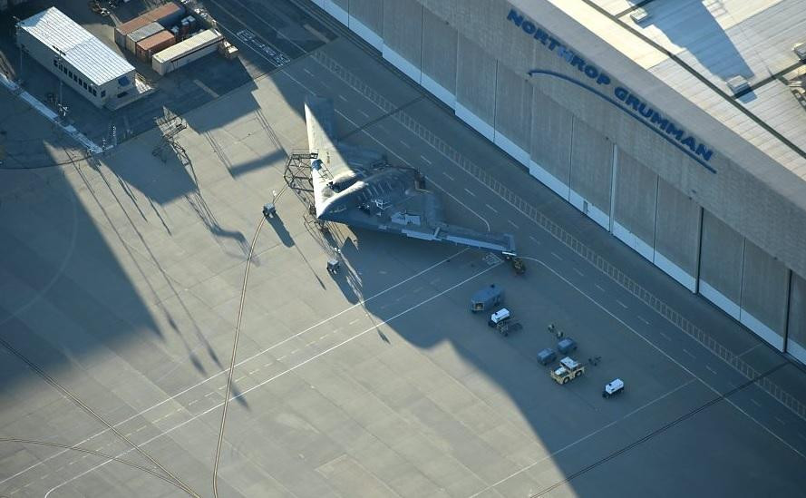 Một chiếc máy bay ném bom tàng hình B-2 ở trước nhà chứa máy bay chính của hãng Northrop Grumman trong Nhà máy 42. Ảnh: Dreamland.