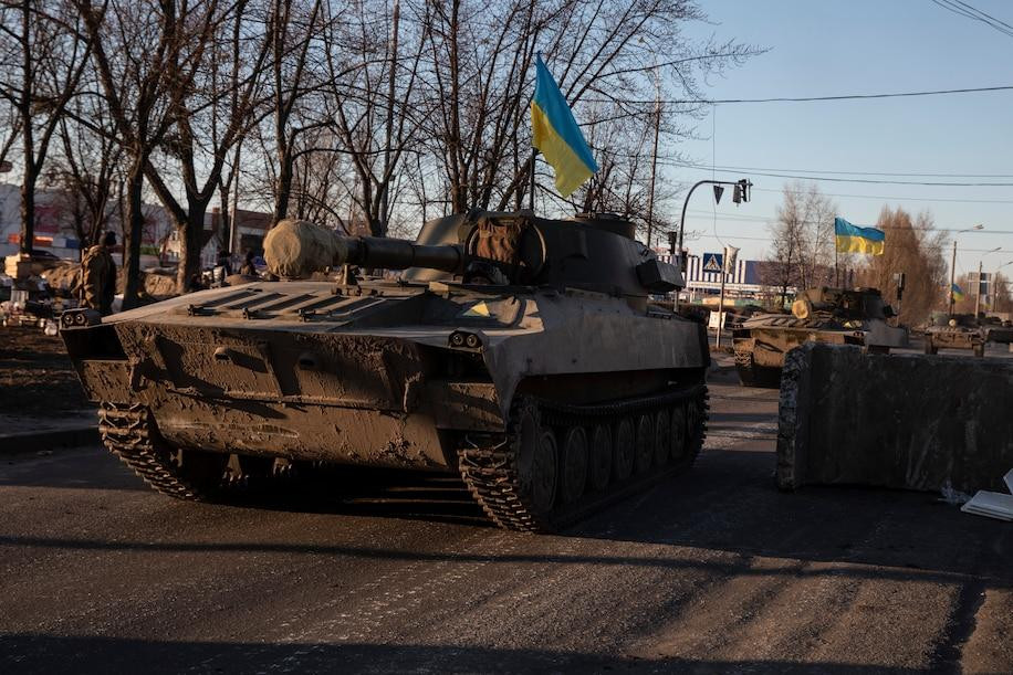 Pháo tự hành treo cờ Ukraine đi qua một trạm kiểm soát ở quận Obolon của Kiev ngày 28/2. Ảnh: The Washington Post.