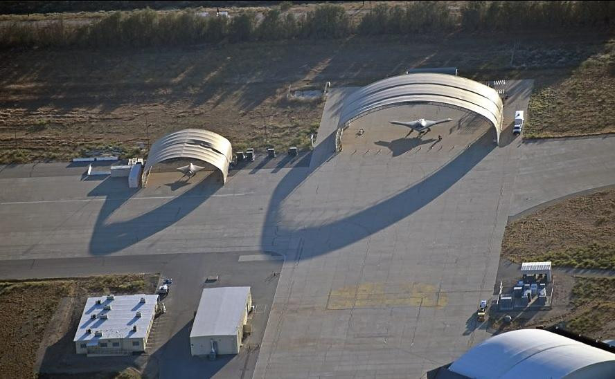 Hai mẫu máy bay không người lái X-47A (trái) và X-47B trong nhà chứa máy bay của hãng Northrop Grumman trong Nhà máy 42. Ảnh: Dreamland.