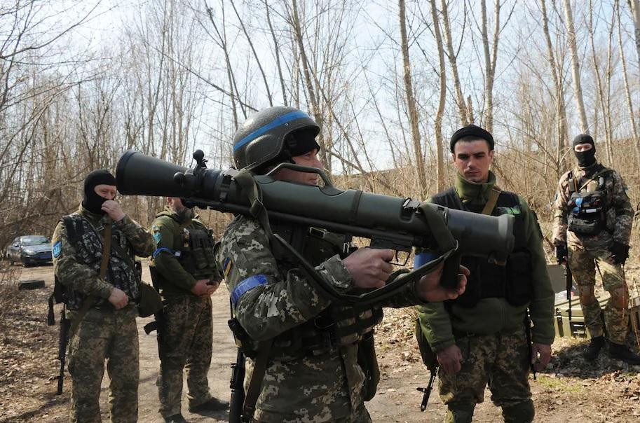 Quân nhân Ukraine nghiên cứu Carl-Gustaf M4, súng chống tăng do Thụy Điển sản xuất, trong một khóa huấn luyện ngày 7/4 gần thành phố Kharkiv của Ukraine. Ảnh: AP.